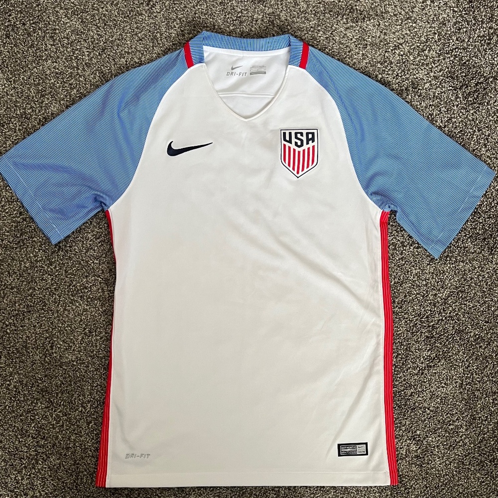 Nike Men’s 2016 Soccer Home Kit - Size Small